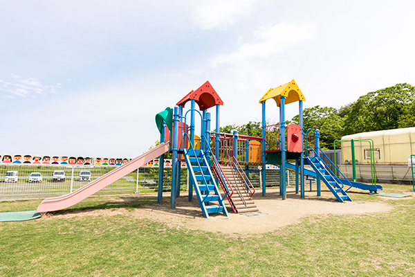 園庭の遊具(幼稚園棟)